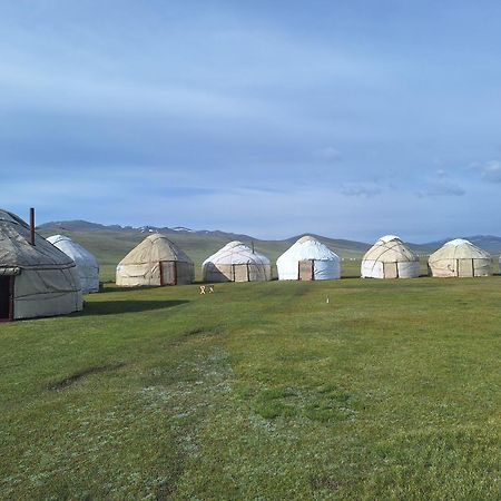 ホテル Zalkar Yurt Camp Song-Kul エクステリア 写真