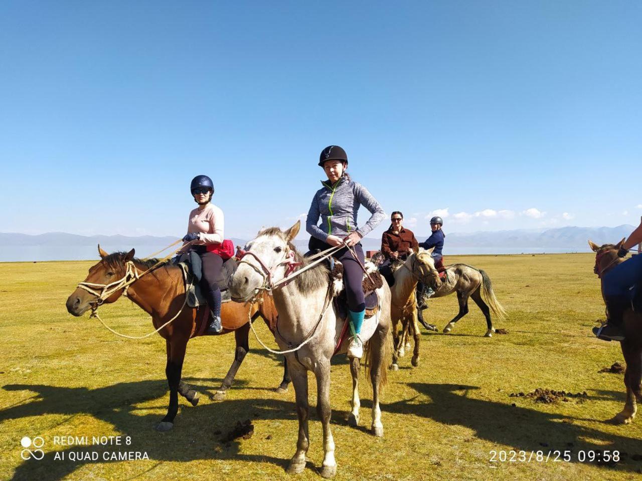 ホテル Zalkar Yurt Camp Song-Kul エクステリア 写真