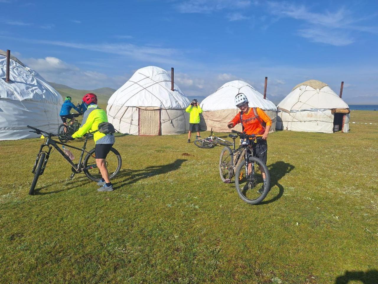 ホテル Zalkar Yurt Camp Song-Kul エクステリア 写真