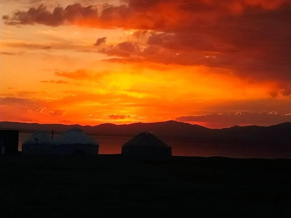 ホテル Zalkar Yurt Camp Song-Kul エクステリア 写真