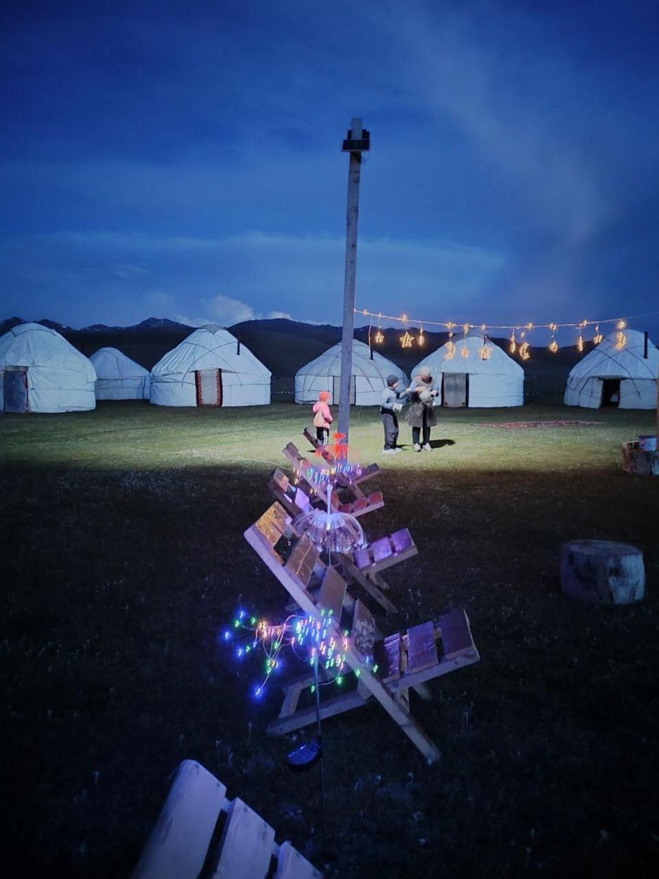 ホテル Zalkar Yurt Camp Song-Kul エクステリア 写真