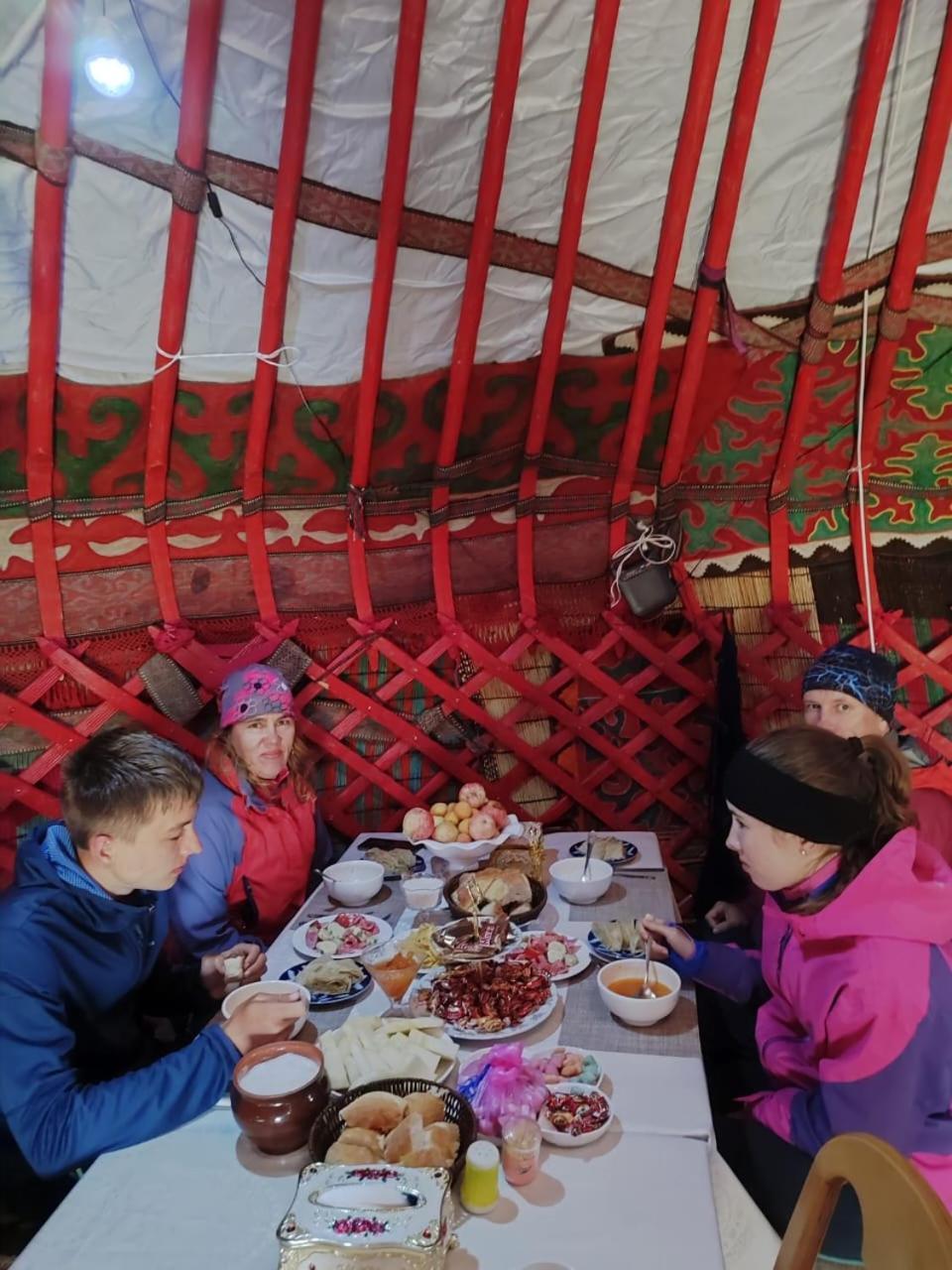 ホテル Zalkar Yurt Camp Song-Kul エクステリア 写真